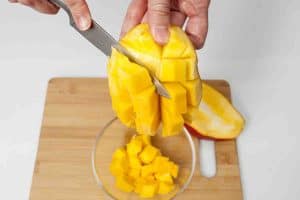 jak szybko pokroić pomidory koktajlowe, jak kroić mango, jak kroić mandarynkę, jak kroić limonkę, jak obrać granat, jak wysisnąć sok z limonki