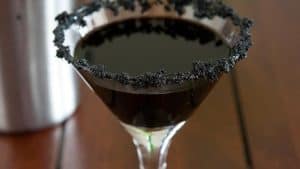 czarna wolga, alkoholowe drinki na halloween, jak zrobić drinki na Halloween, drinki na Halloween z w&oacute;dką, przyjęcie halloweenowe, pomysły na przyjęcie halloweenowe, co zrobić na imprezę halloweenową, przyjęcie halloweenowe dla dorosłych, makabryczne drinki