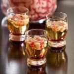 drinki na halloween, alkoholowe drinki na halloween, jak zrobić drinki na Halloween, drinki na Halloween z w&oacute;dką, przyjęcie halloweenowe, pomysły na przyjęcie halloweenowe, co zrobić na imprezę halloweenową, przyjęcie halloweenowe dla dorosłych, makabryczne drinki
