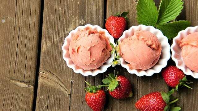 Jak przyrządzić domowe lody truskawkowe?