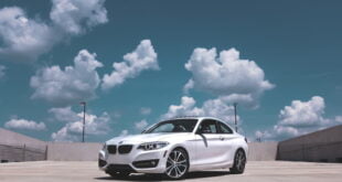 Samochód BMW na parkingu pod chmurami, elegancki i nowoczesny, idealny do codziennej jazdy.