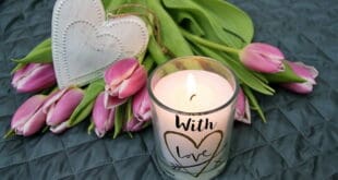1. Świeca z napisem "With Love" i bukiet tulipanów na świątecznym tle.